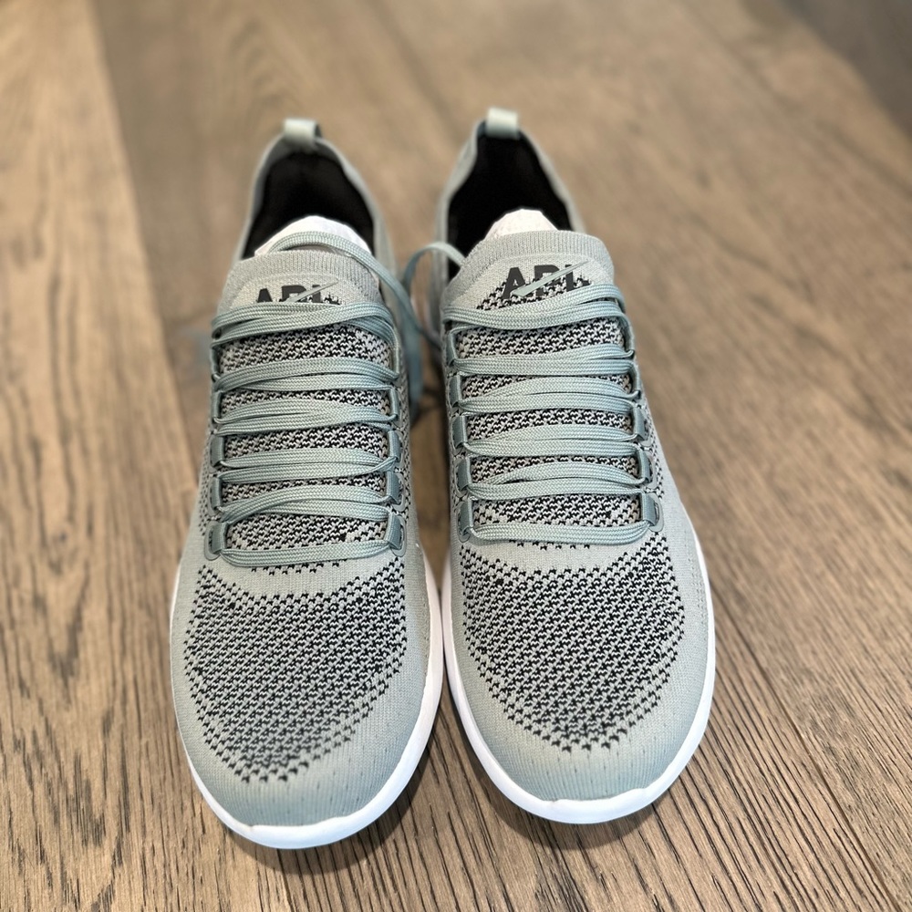 NEW IN BOX MENS APL sneaker